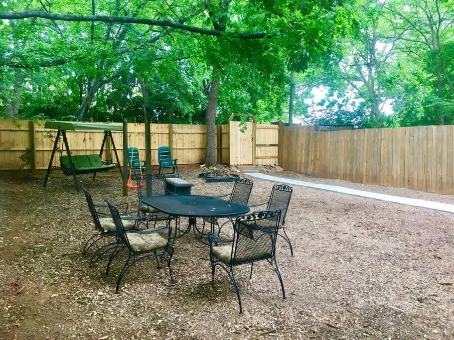 Family Friendly Downtown Home - Private Yard & Grill - Location, Location, Location! アセンズ エクステリア 写真