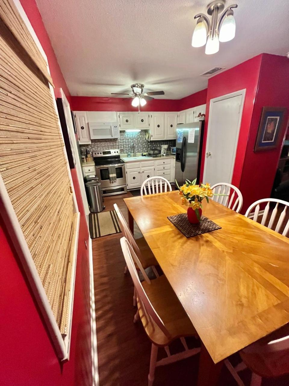Family Friendly Downtown Home - Private Yard & Grill - Location, Location, Location! アセンズ エクステリア 写真