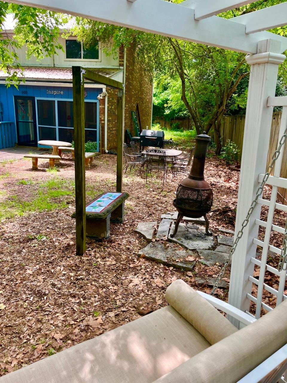Family Friendly Downtown Home - Private Yard & Grill - Location, Location, Location! アセンズ エクステリア 写真