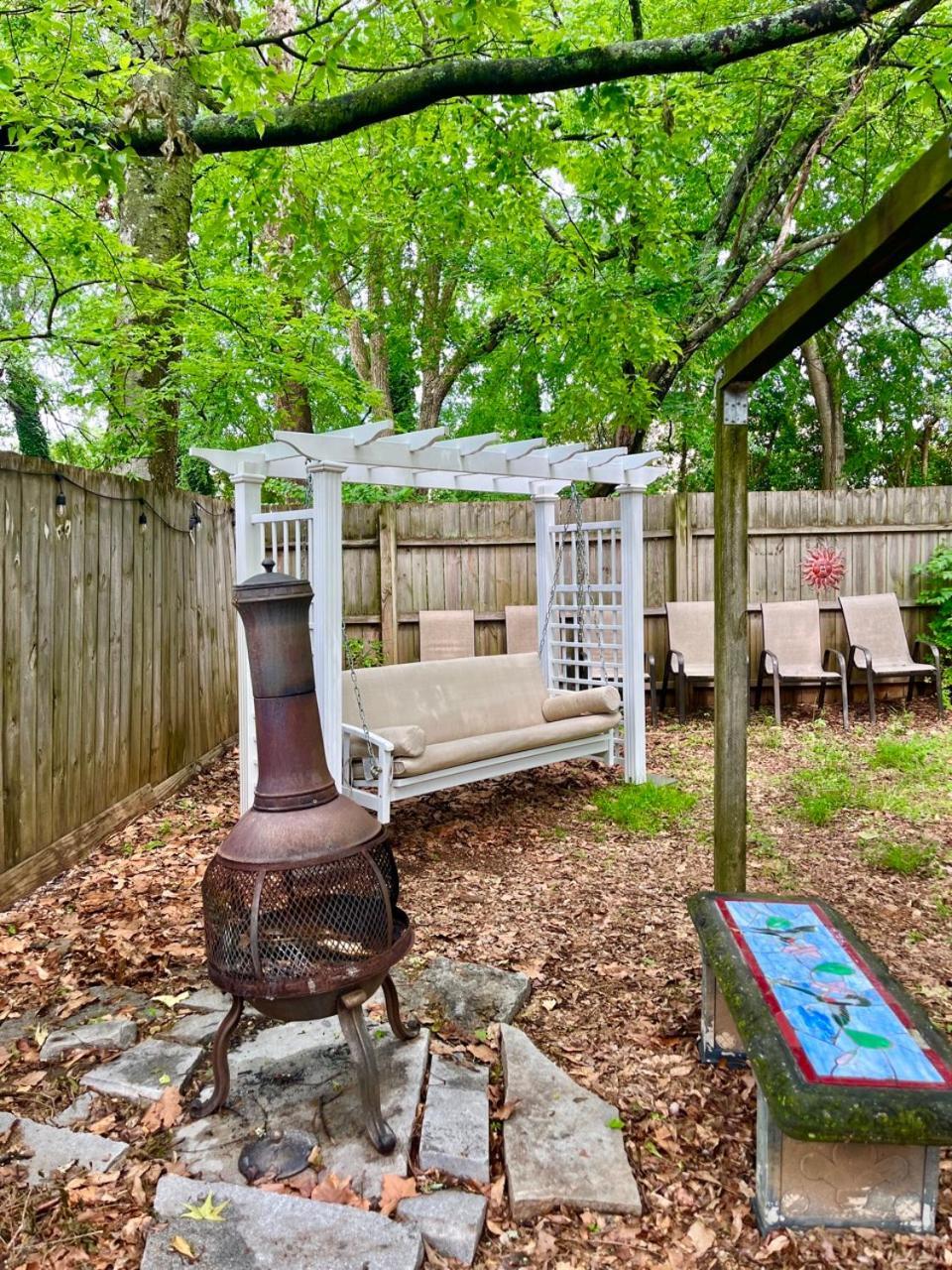 Family Friendly Downtown Home - Private Yard & Grill - Location, Location, Location! アセンズ エクステリア 写真